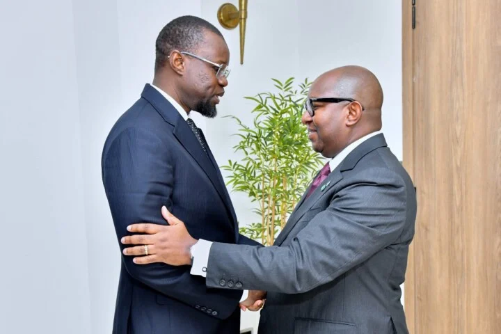 Ousmane Sonko et Jean-Michel Sama Lukonde Kyenge lors de leur rencontre à l'Assemblée nationale du Sénégal