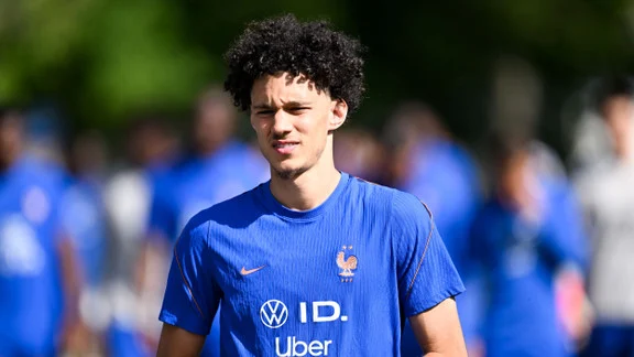 Maghnes Akliouche en action avec le PSG