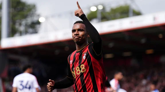 Eli Junior Kroupi en action avec le maillot de Bournemouth
