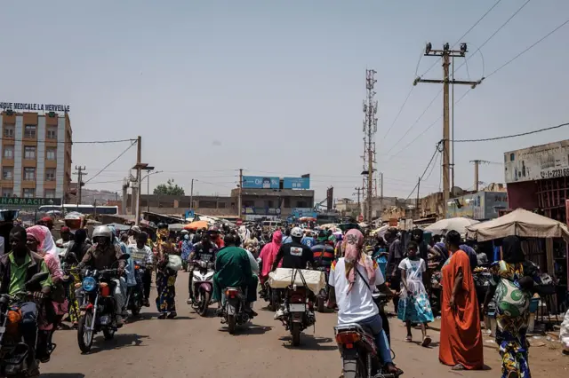 Scène d’un marché animé à Bamako, symbole de la vie quotidienne malienne.