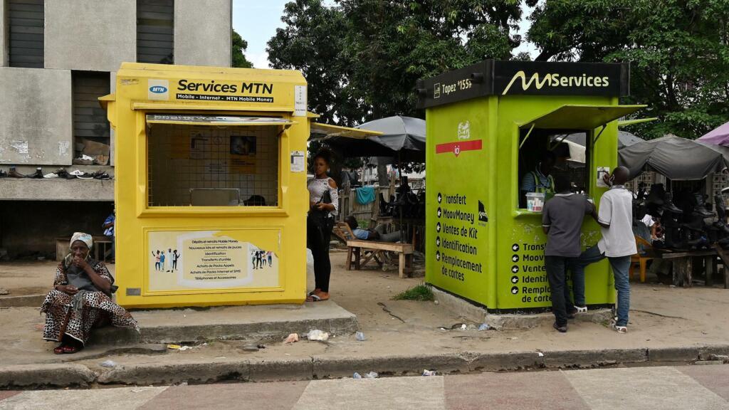 Cabines de mobile money dans un quartier animé d'Abidjan, Côte d'Ivoire