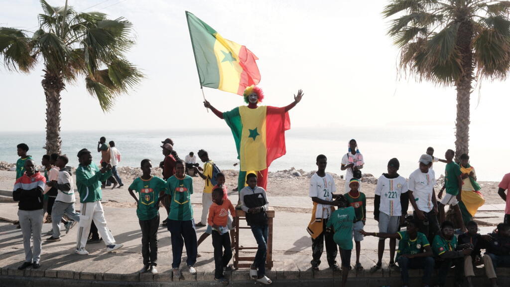 Supporters sénégalais célébrant la Coupe d'Afrique des nations dans les rues de Dakar, illustration de l'engouement pour le football