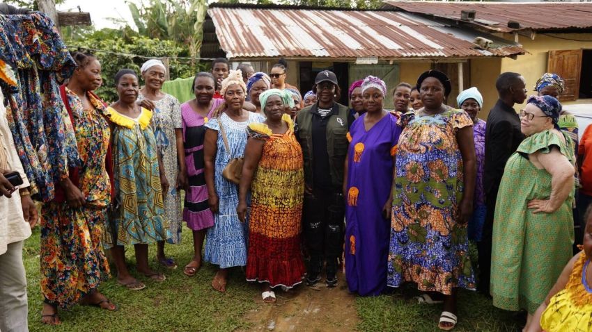 La ministre du Tourisme durable et de l’Artisanat, Pr. Marcelle Ibinga, avec des femmes locales dans le Woleu-Ntem