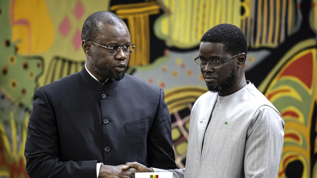 Ousmane Sonko, ancien Premier ministre sénégalais, et Bassirou Diomaye Faye, président de la République, lors d'une rencontre au palais présidentiel de Dakar le 16 octobre 2025.
