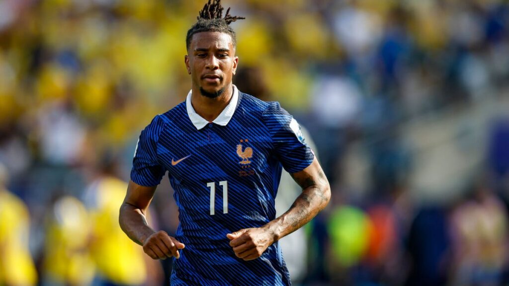 Olise reste au bayern munich le psg renonce à son recrutement