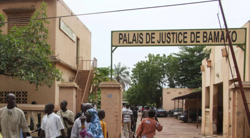Tribunal de Bamako en émoi : un féticheur bouleverse un procès de coup d’État