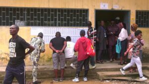 Richard Bona et la corruption : la jeunesse camerounaise au cœur d&rsquo;un débat houleux