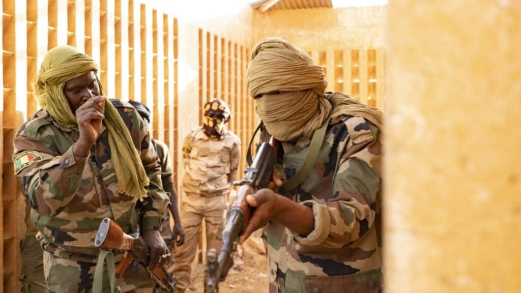 Embuscade meurtrière au Mali : plus de 50 soldats tués par des groupes armés