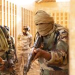 Embuscade meurtrière au Mali : plus de 50 soldats tués par des groupes armés
