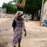 À N&rsquo;Djamena, léa vend du manioc pendant les vacances pour financer sa scolarité