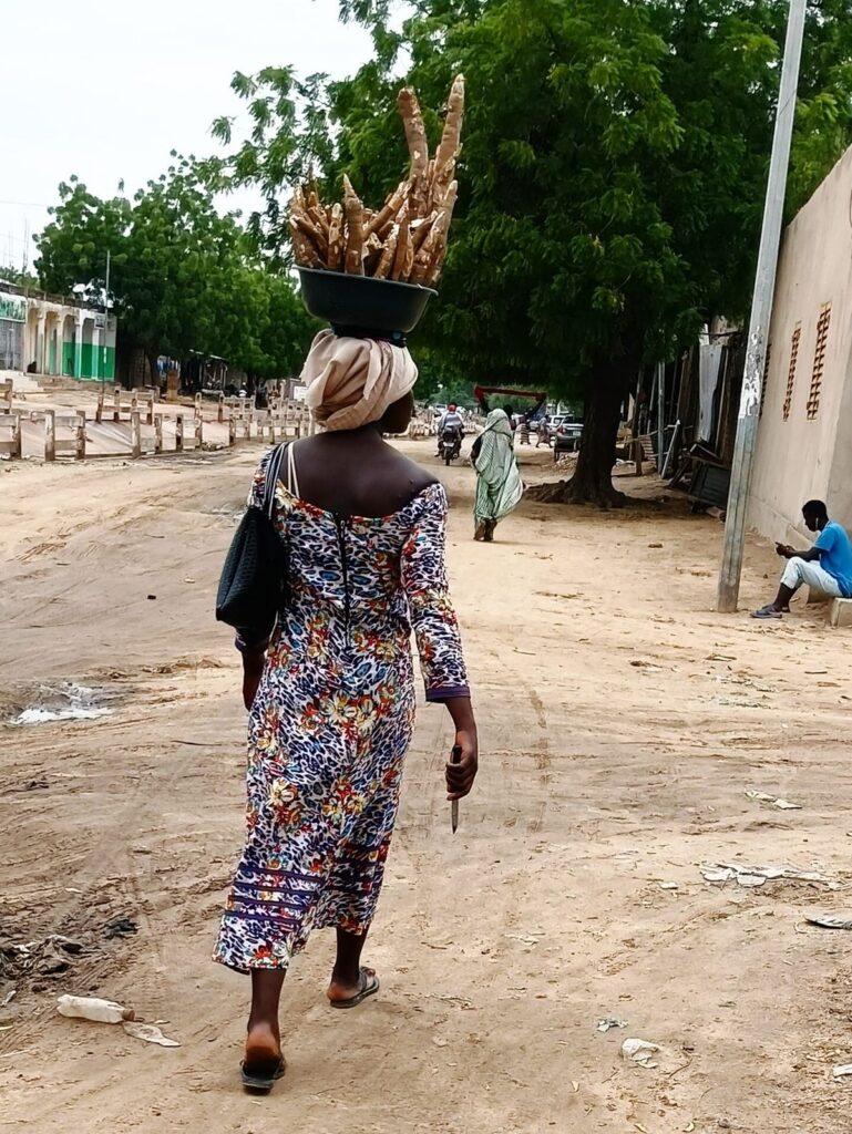 À N’Djamena, léa vend du manioc pendant les vacances pour financer sa scolarité