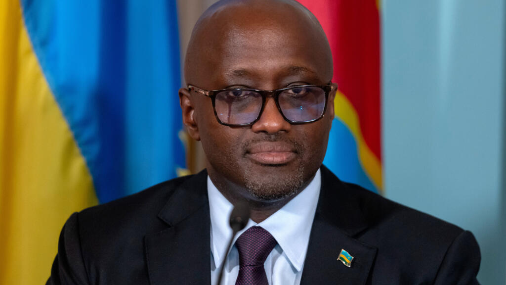 Le ministre des Affaires étrangères du Rwanda, Olivier Nduhungirehe, lors de la signature d'un accord de paix entre son pays et la République démocratique du Congo, à Washington, en juin 2025.