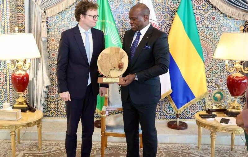 Rencontre entre le président gabonais Oligui Nguema et l'ambassadeur britannique Simon Day au Palais
