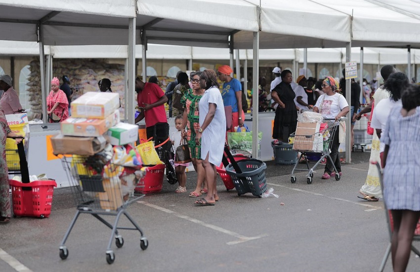 Vue d'un méga marché organisé par la Centrale d'Achat du Gabon à Angondjé