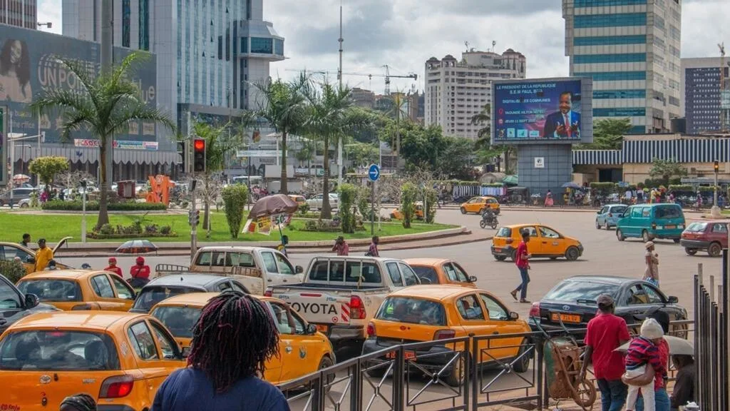 Taxi à Yaoundé avec plaque d'immatriculation numérique