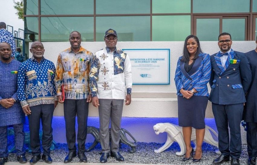 Dirigeants gabonais et responsables de ST Digital lors de l'inauguration