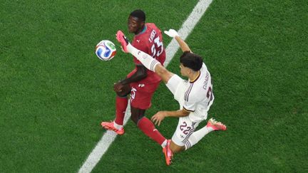 Le latéral portugais Nuno Mendes à la lutte avec un joueur espagnol lors du choc ibérique en 8es de finale de la Coupe du monde 2026