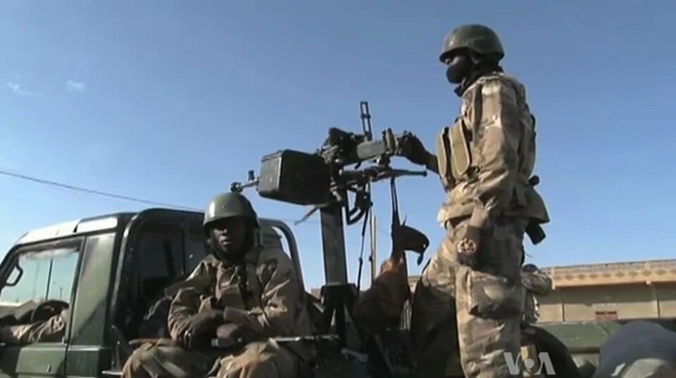 Soldats de l'armée malienne en patrouille