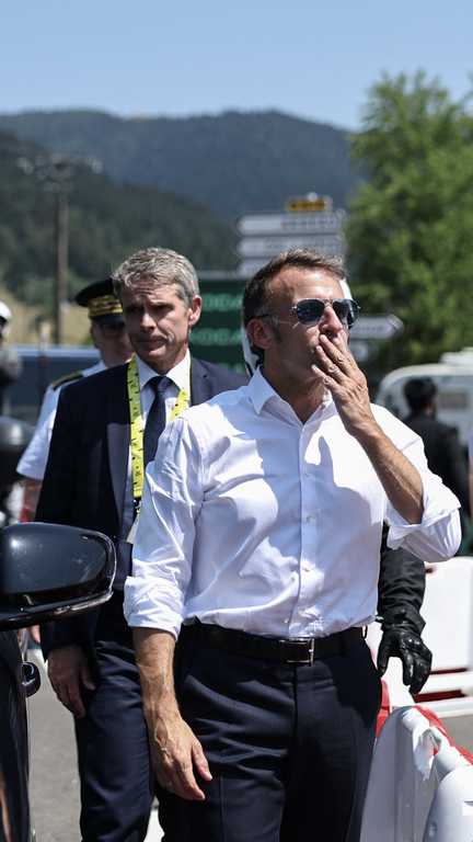 Emmanuel Macron salue la foule en arrivant sur le parcours de la 6e étape du Tour de France entre Pau et Gavarnie-Gèdre, le 9 juillet 2026. (ANNE-CHRISTINE POUJOULAT / AFP)