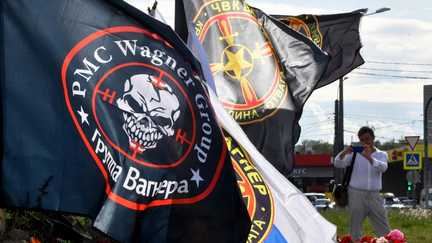 Un drapeau avec le logo du groupe paramilitaire russe Wagner, le 25 août 2023 à Saint-Pétersbourg (Russie). (OLGA MALTSEVA / AFP)
