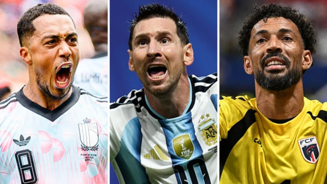 Youri Tielemans, Lionel Messi et Vozinha célébrant des moments forts du tournoi