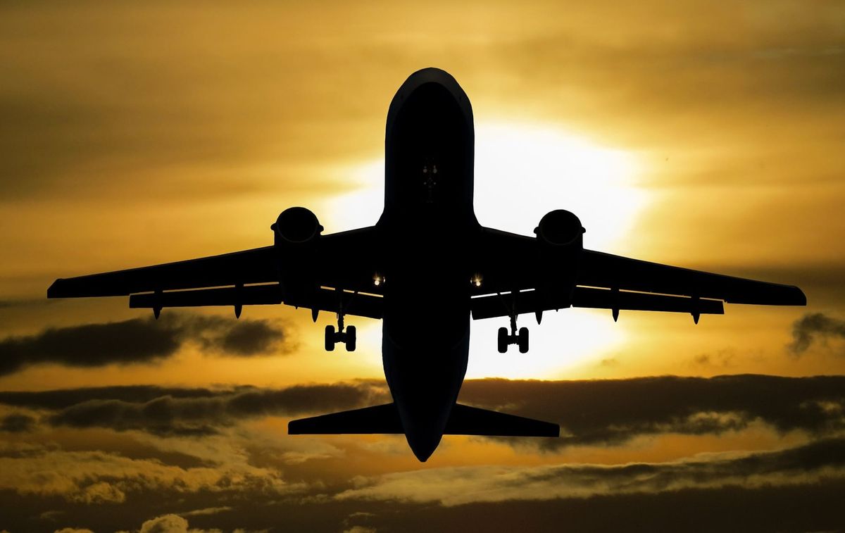 Avion survolant un paysage désertique symbolisant la future ligne aérienne Tchad-Libye