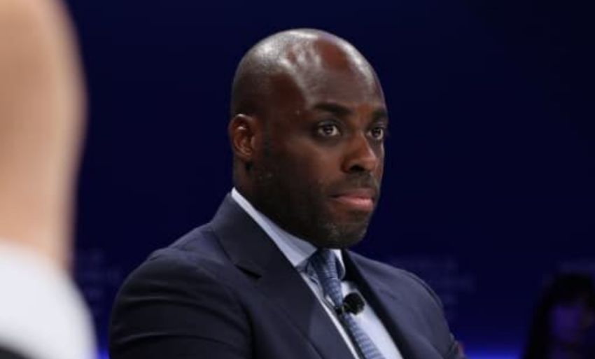 Mark Alexandre Doumba en discussion lors d’un sommet technologique en Chine
