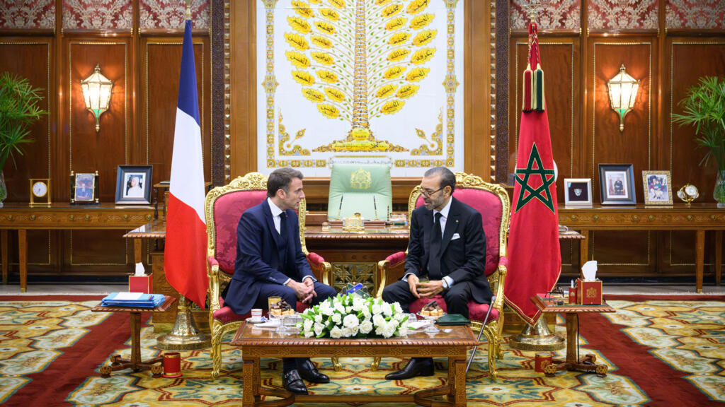 Le président français Emmanuel Macron accueilli par le roi marocain Mohammed VI à Rabat en octobre 2024