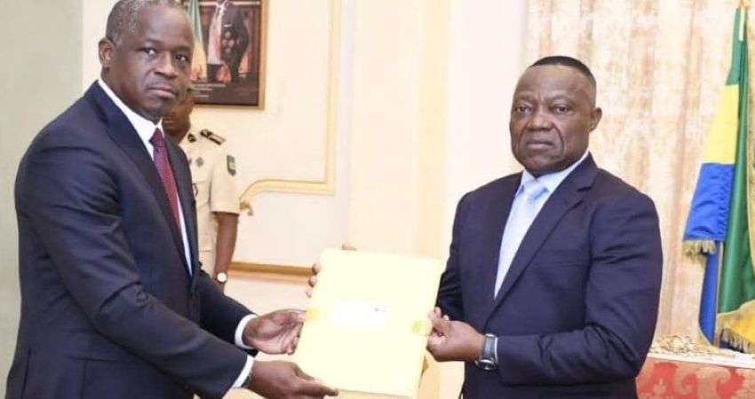 Hermann Immongault et Dieudonné Aba'a Owono transmettant le rapport du recensement