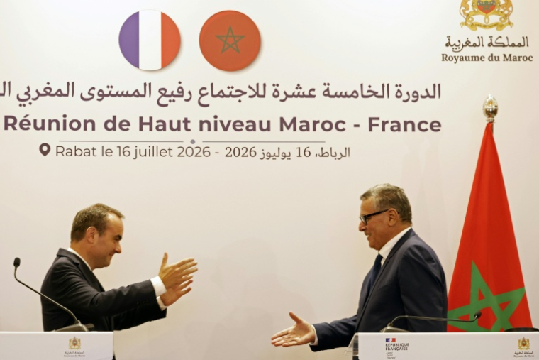 Le Premier ministre français Sébastien Lecornu et son homologue marocain Aziz Akhannouch à l'issue d'une conférence de presse au ministère des Affaires étrangères à Rabat