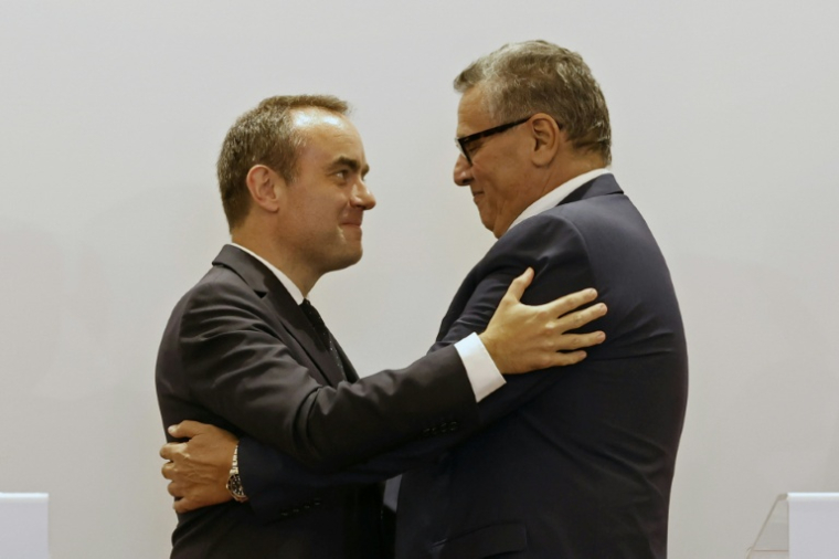 Le Premier ministre français Sébastien Lecornu et son homologue marocain Aziz Akhannouch lors d'une poignée de main à l'issue d'une conférence de presse
