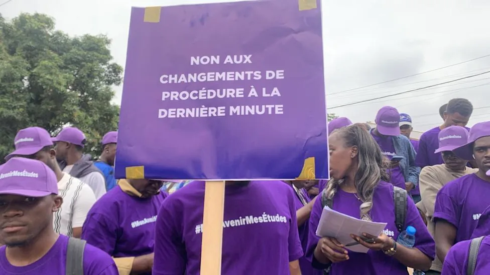 étudiants camerounais en discussion avec un agent de l'ambassade de France