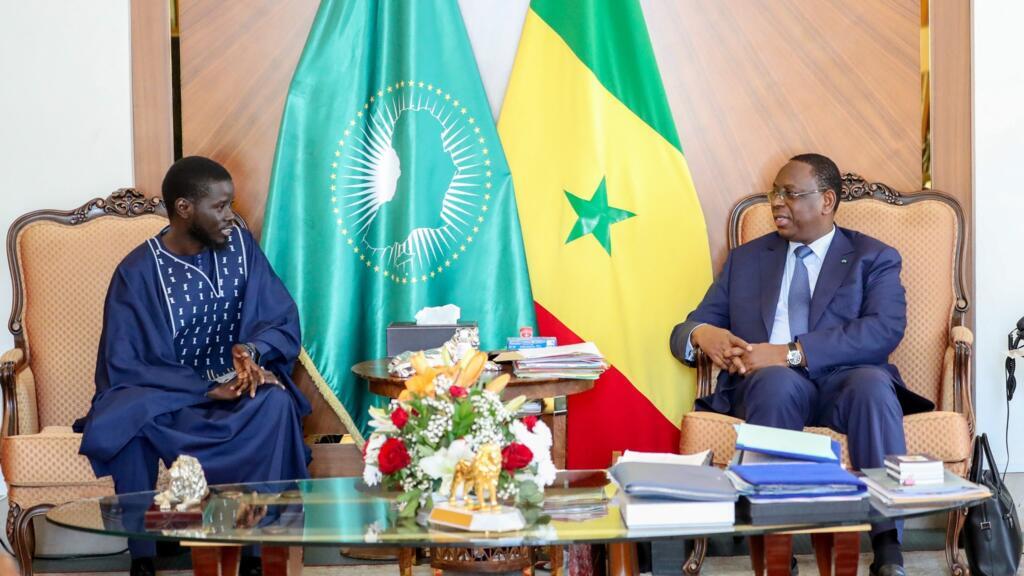 Rencontre entre le président sortant du Sénégal, Macky Sall, et le président nouvellement élu, Bassirou Diomaye Faye, au palais présidentiel de Dakar en mars 2024
