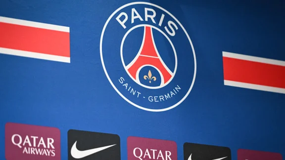 Logo du PSG flottant sur fond blanc
