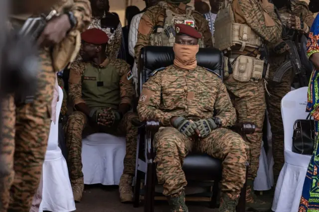 Le capitaine Ibrahim Traoré a suspendu les partis politiques au Burkina Faso