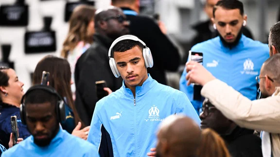 Mason Greenwood en discussion avec le staff technique de l'OM