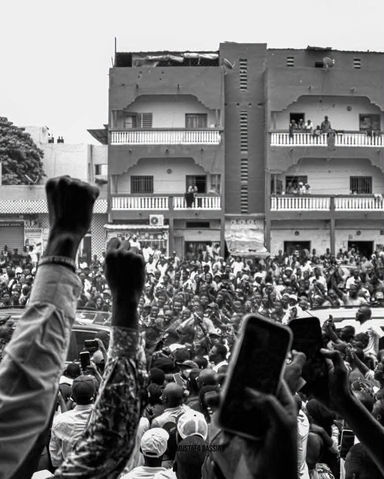 Ousmane Sonko acclamé par la foule à Dakar Ousmane Sonko acclamé par la foule à Dakar