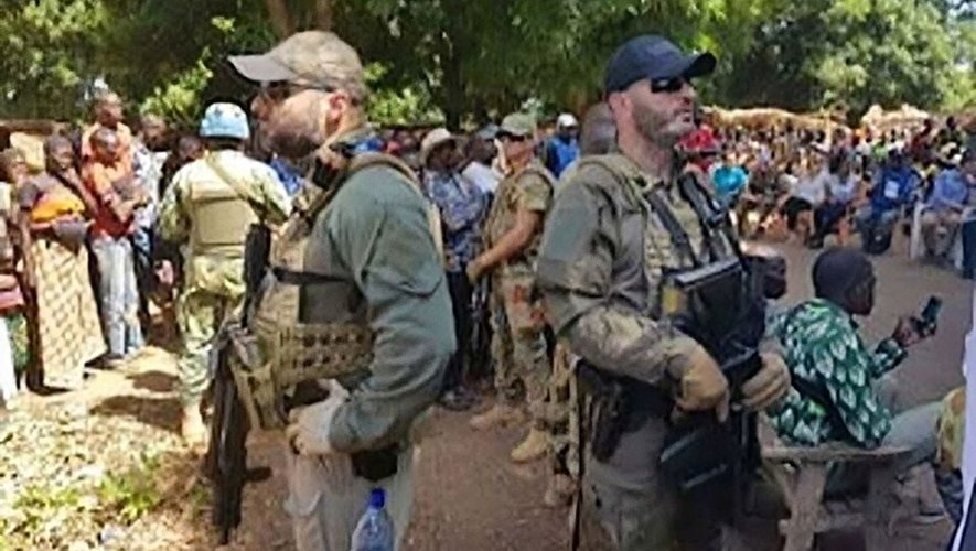 Un lanceur d’alerte centrafricain, menacé pour ses révélations sur Wagner, attend une réponse en France après le refus de son asile.