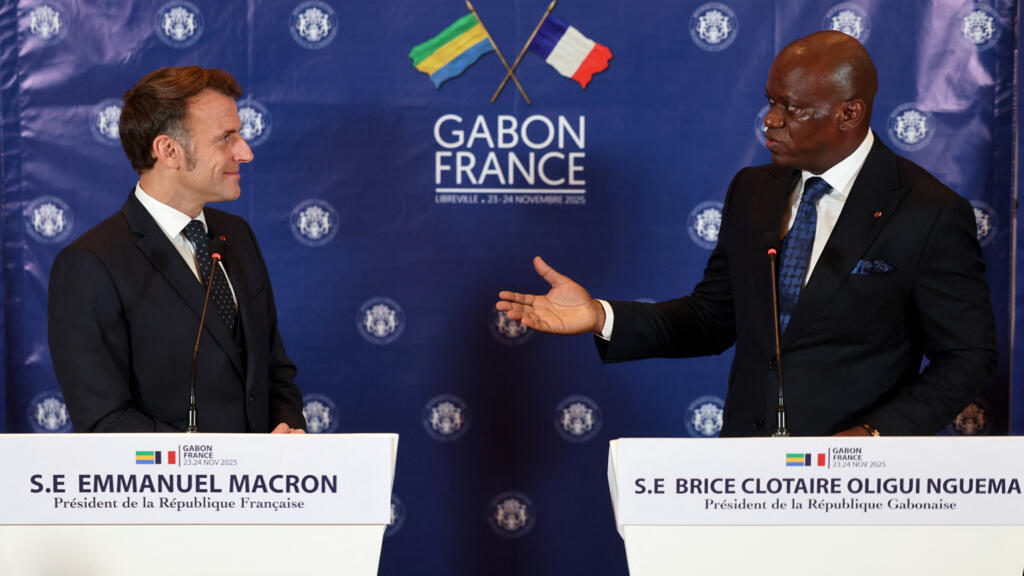 Entretien entre les présidents français et gabonais, Emmanuel Macron et Brice Oligui Nguema, lors d'une conférence de presse à Libreville en novembre 2025.