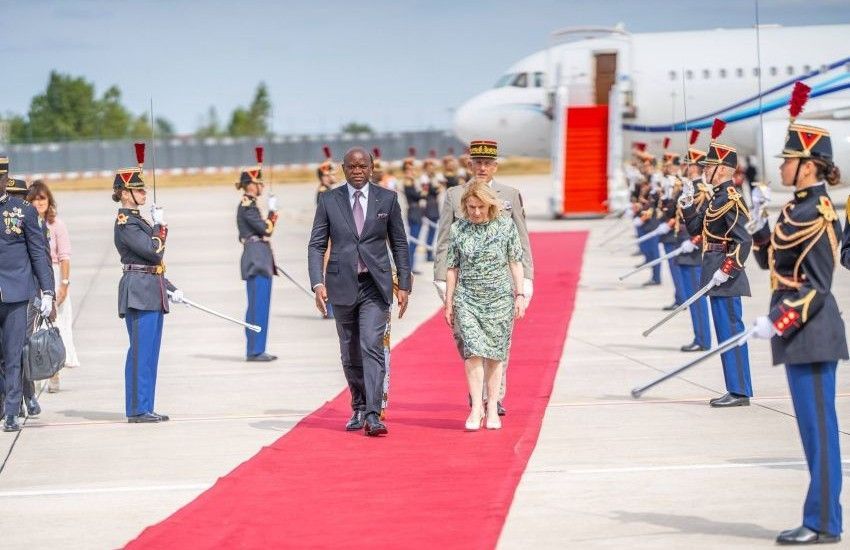 Le président gabonais Brice Clotaire Oligui Nguema et la ministre française de la Culture lors d’un échange protocolaire