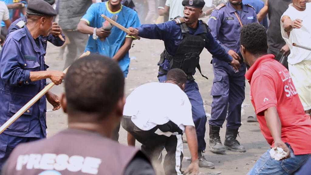 Des affrontements entre forces de l'ordre et manifestants à Kinshasa illustrent la tension politique en République démocratique du Congo en 2026.