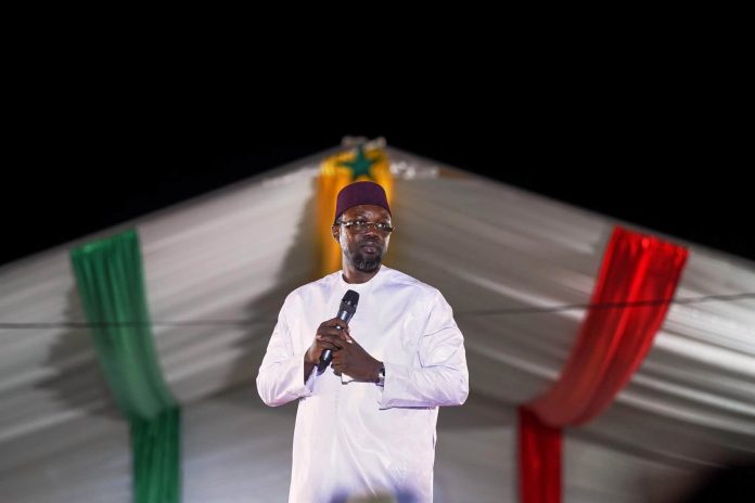 Collectif de descendants de Serigne Touba s'exprime sur Ousmane Sonko Collectif de descendants de Serigne Touba devant des micros