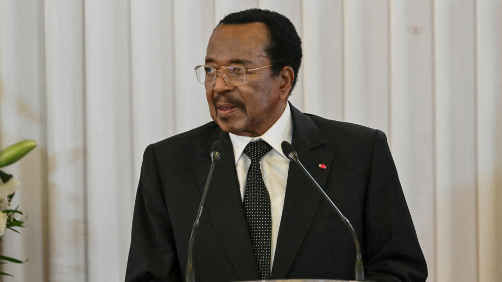 Le président camerounais Paul Biya s’exprime lors d’un discours à Yaoundé, aux côtés du pape Léon XIV, le 15 avril 2026.