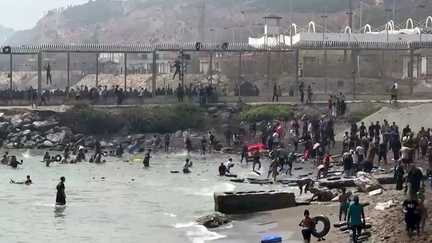 Migrants traversant à la nage vers Ceuta depuis les côtes marocaines
