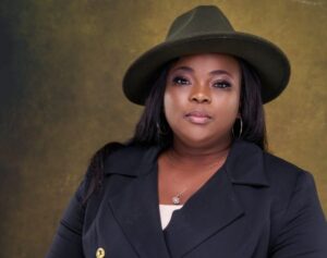 Togo: Noélie Elykem déchire son passeport sur TikTok, un acte qui divise