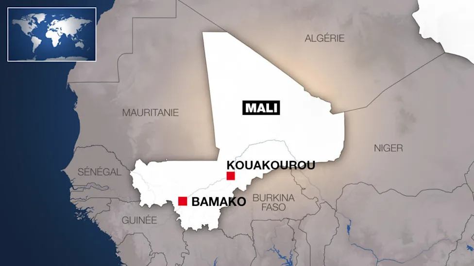 Un groupe de déplacés malien dans un camp improvisé