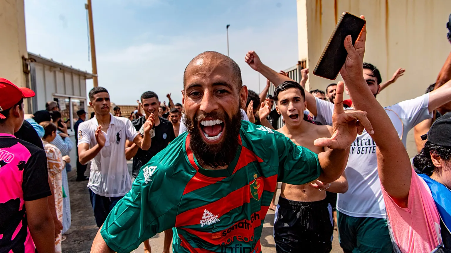 Des migrants franchissent la frontière depuis le Maroc vers l'enclave espagnole de Ceuta, jeudi 30 juillet 2026