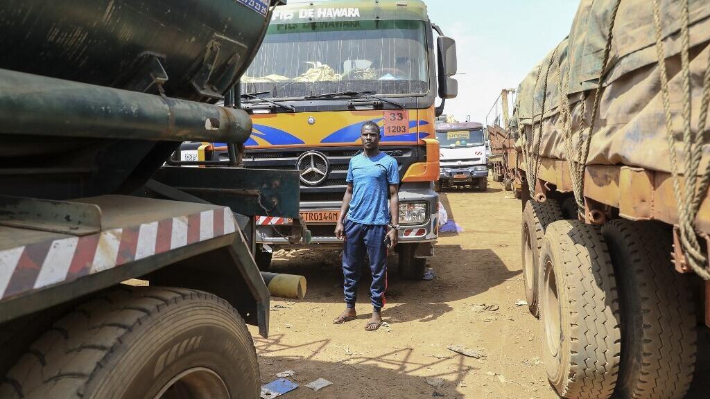 Des camions en attente sur la route principale reliant Bangui en Centrafrique à Douala, au Cameroun (image d'illustration).