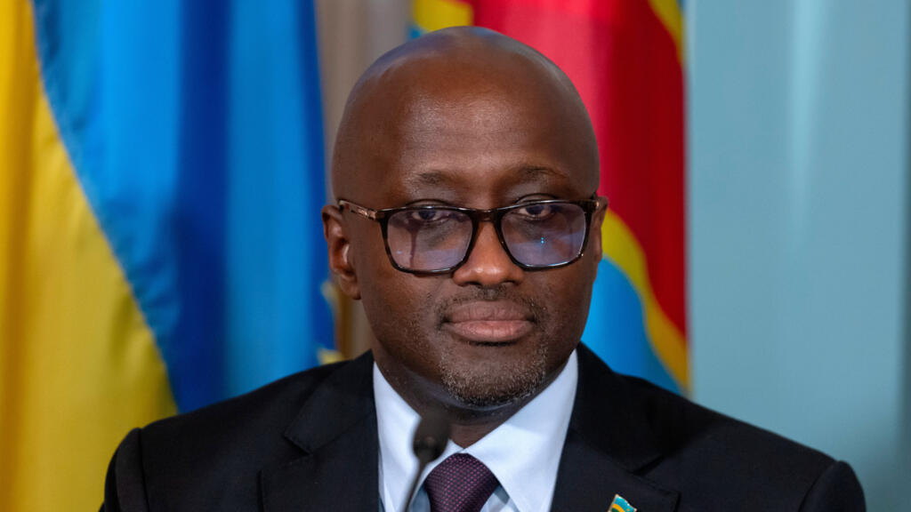 Signature d'un accord entre le Rwanda et la RDC en présence du ministre rwandais des Affaires étrangères, illustration symbolique.