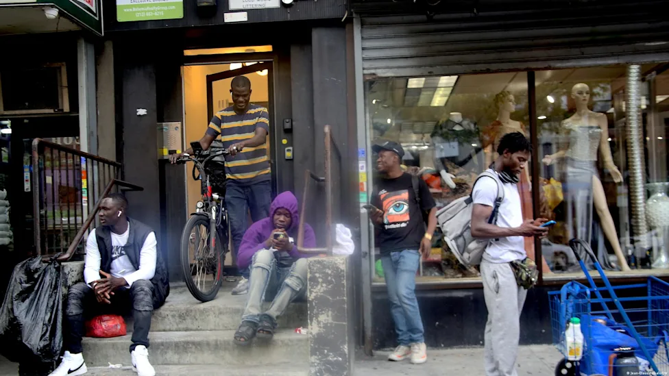 Portrait de migrants expulsés vers le Cameroun après leur renvoi des États-Unis